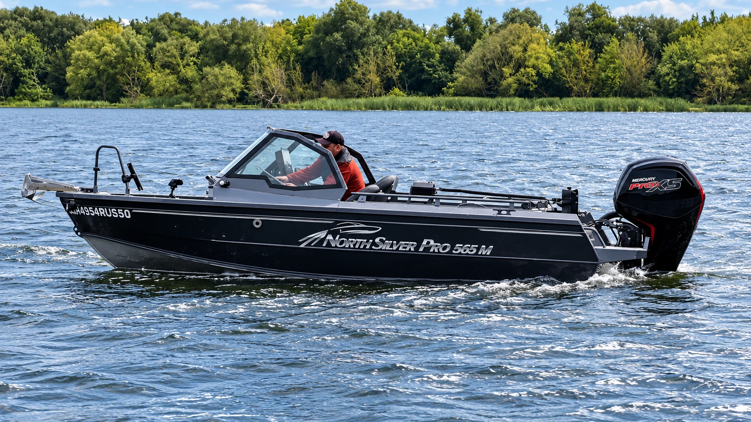 Настоящий NorthSilver PRO 565M Сергея на воде, вид сбоку